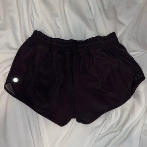 Lululemon size 6 black hotty-hot low-rise lined shorts 4”
